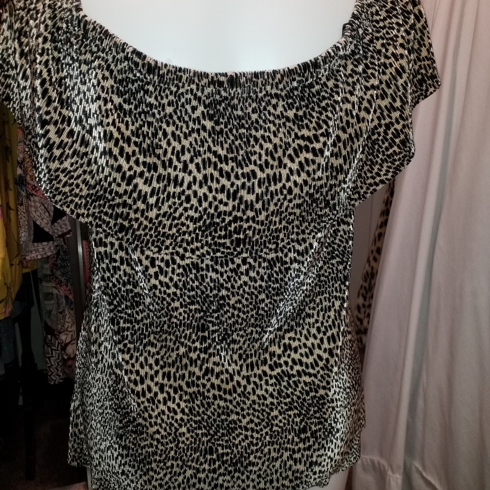 Leopard print off the shoulder short sleeve top